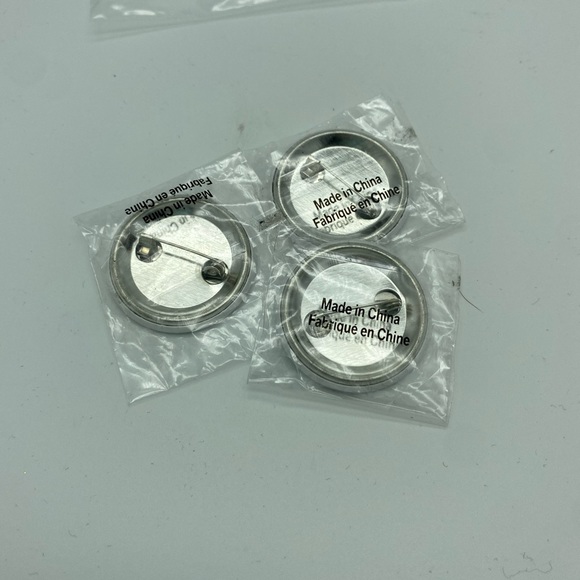 🔥5 for $20🔥 THREE Rare Collectible Victoria’s Secret Button Pins - SEALED - Picture 3 of 8